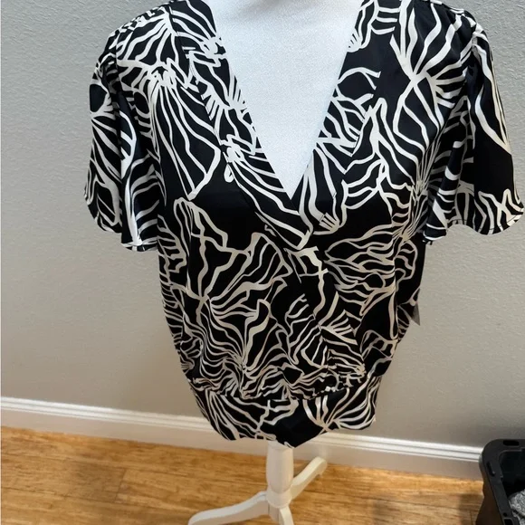 Black and White Floral Zebra Print Women's Top Nine West sz L - Picture 1 of 6